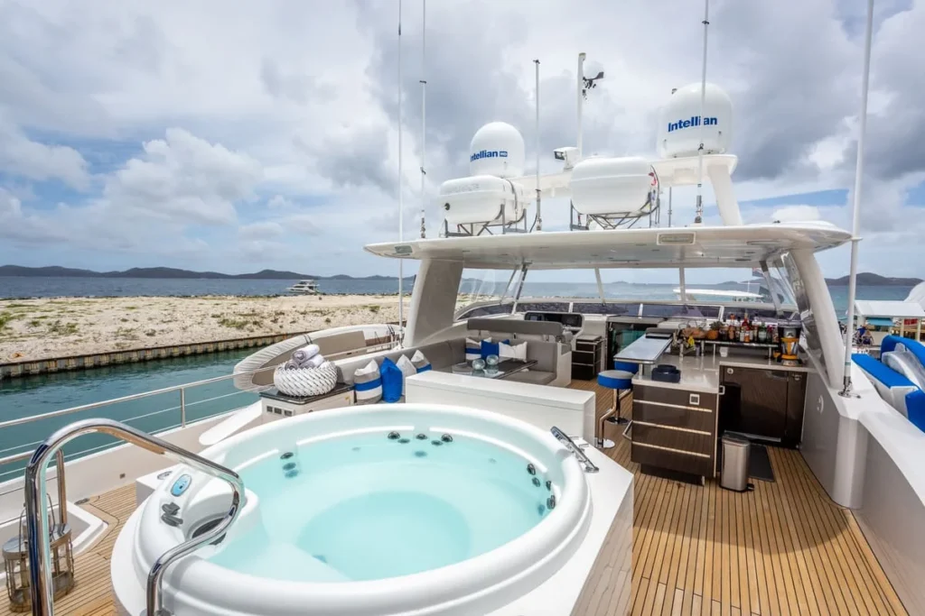 Angeleyes flybridge bar and jacuzzi